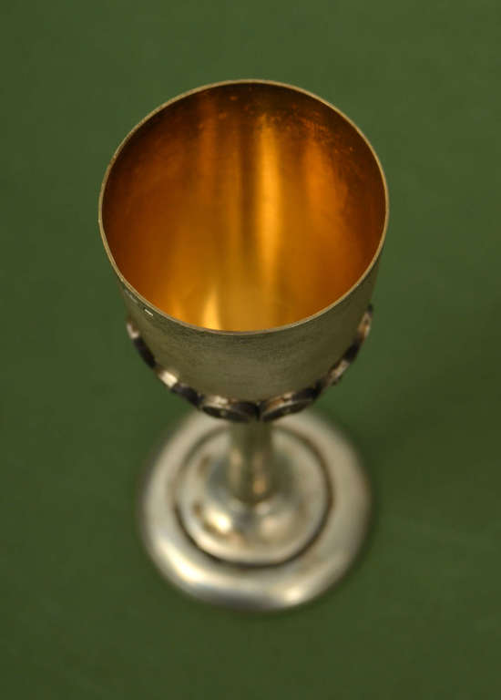 Серебряная чашка на ножке