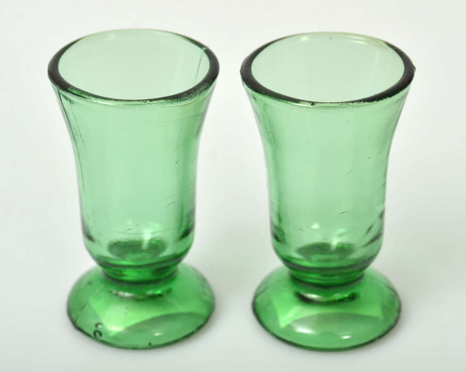 Divas zaļā stikla glāzītes