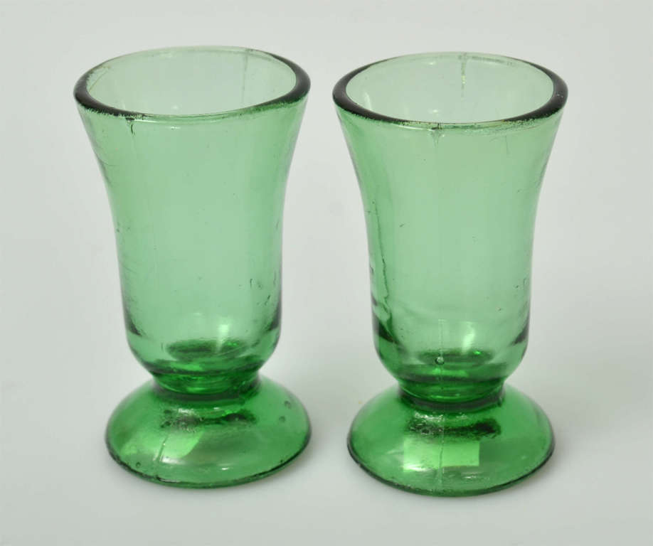 Divas zaļā stikla glāzītes