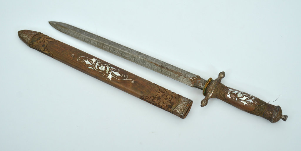 Damaskas zobens ar perlamutra intarsijām un maksti