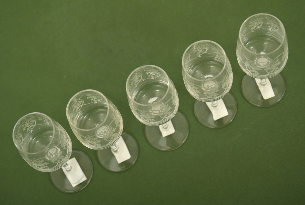 Stikla glāzes uz kājiņas (5 gab)