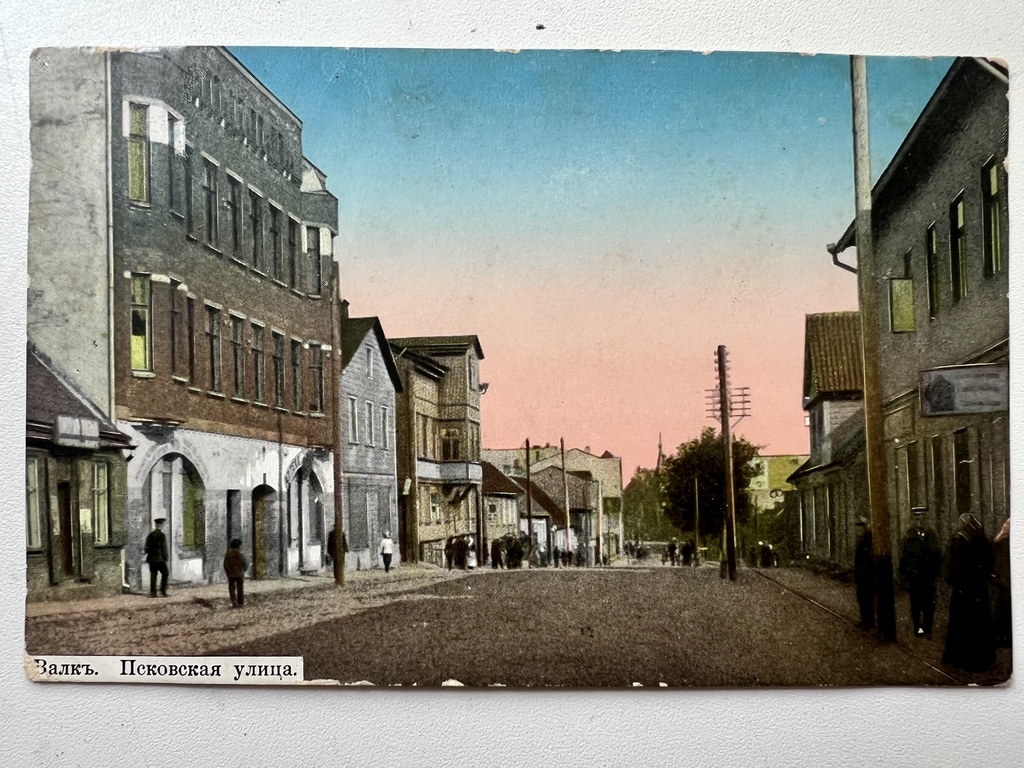 Latvija. Valk (Valka). Pskovskas iela. Krāsu pastkarte. 20. gadsimta sākums O1823 Ed. augusts Pehme, Valk. Izmēri 8,9 x 13,9 cm.Pasts nodots 1915.gadā.Zīmogs 