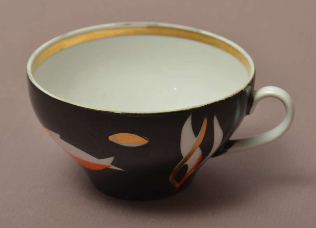 Фарфоровая чашка в стиле арт-деко 