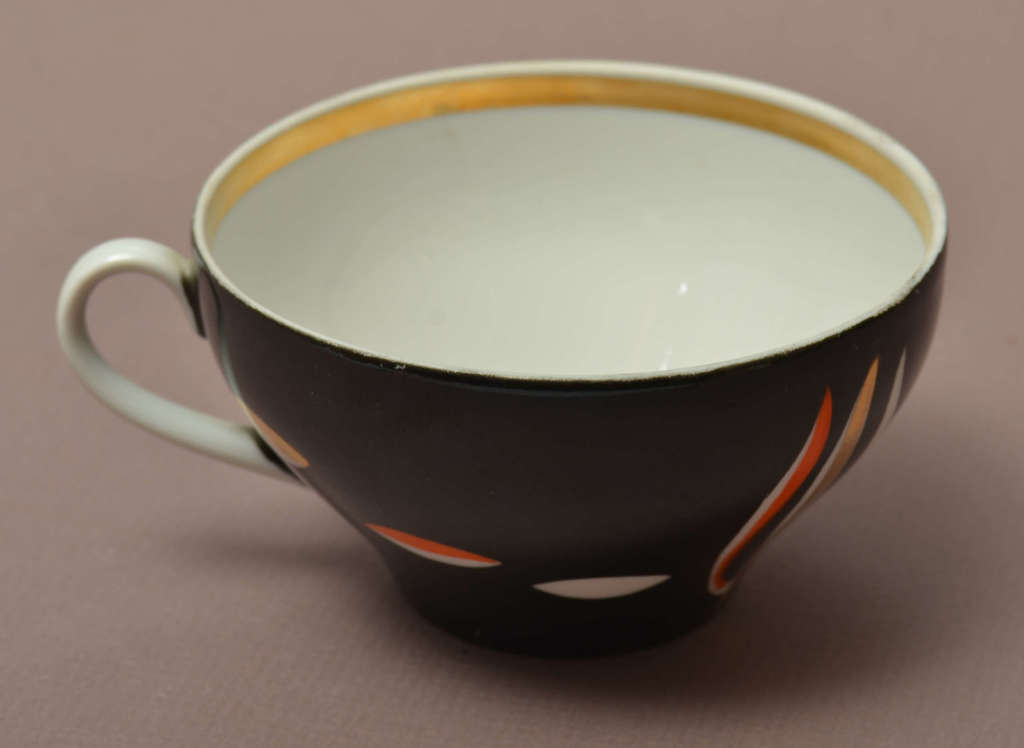 Фарфоровая чашка в стиле арт-деко 