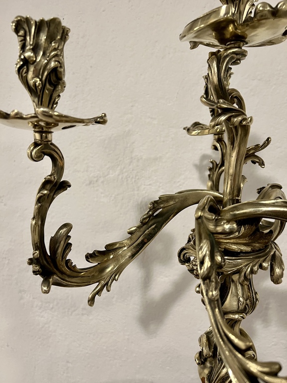 Bronzas svečturis piecām svecēm Rokoko stilā 19.gs Francija Bronza Atjaunots, ideālā stāvoklī. 10kg Augums 61cm
