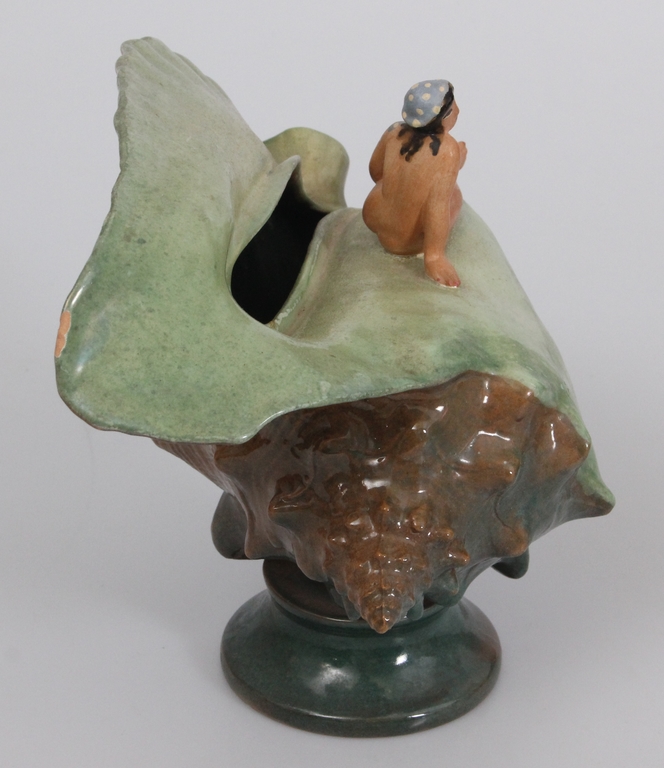Керамическая ваза с фигуркой дамы
