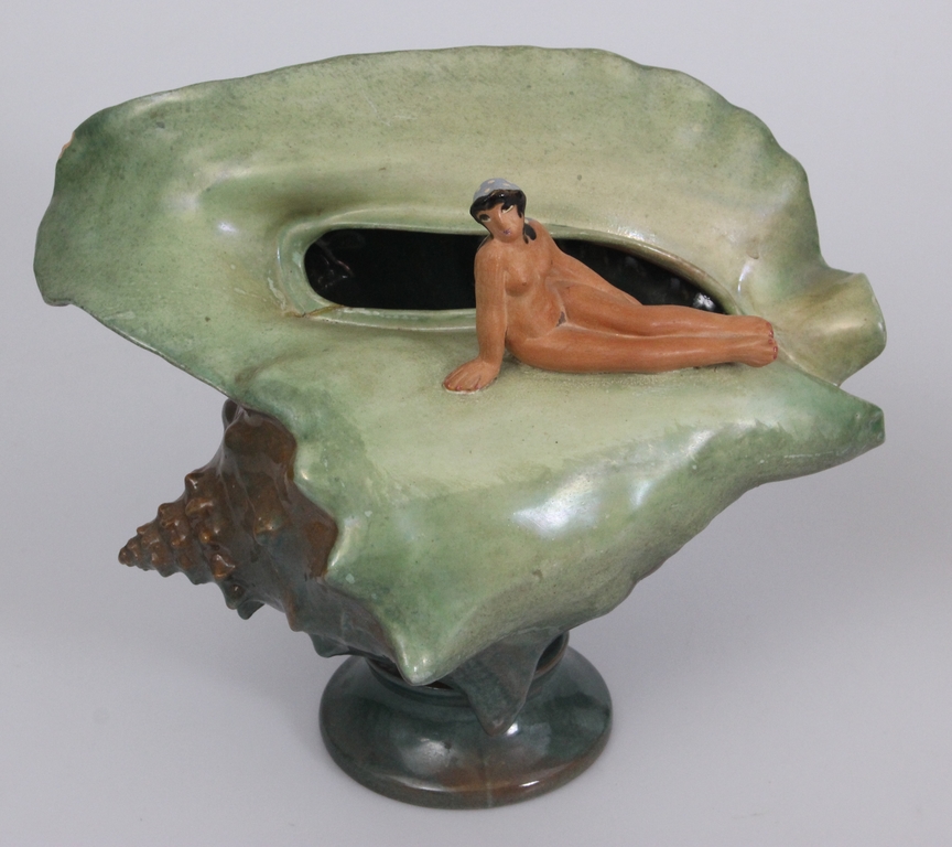 Keramikas vāze ar dāmas figūru