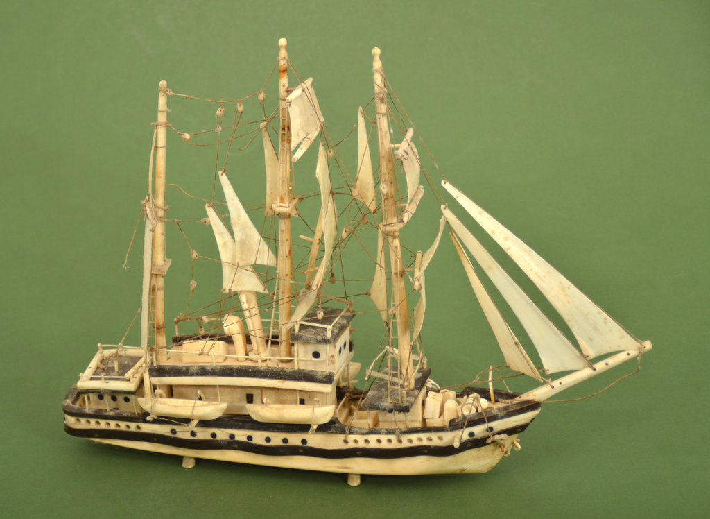 Модель корабля из клыков морского льва