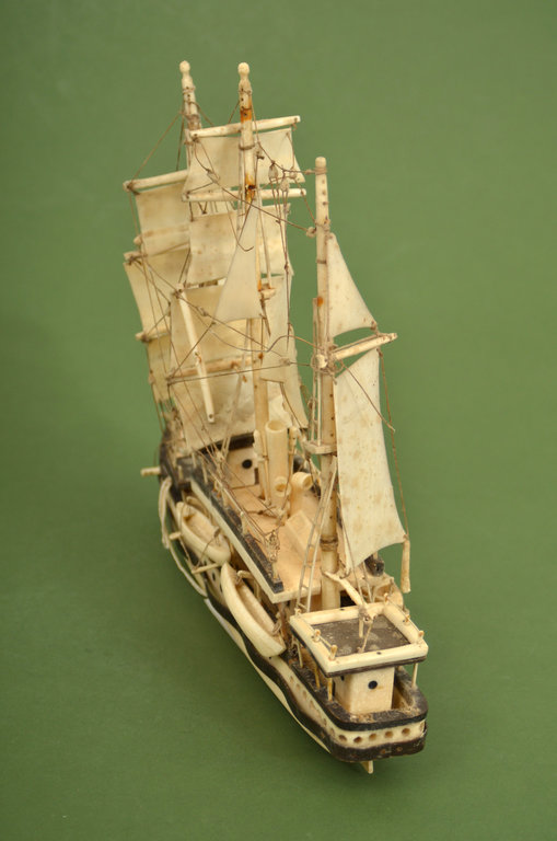 Модель корабля из клыков морского льва