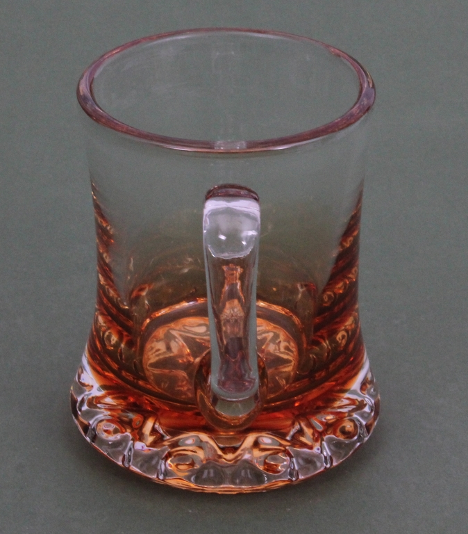 Krāsainā stikla alus kauss