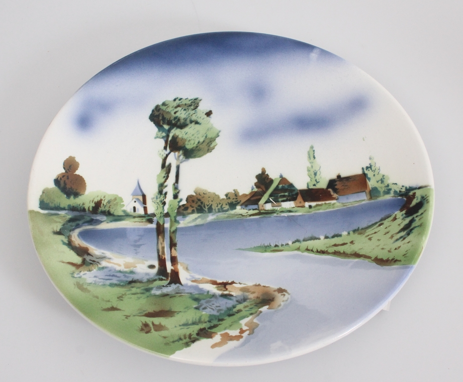Painted faience plate 
