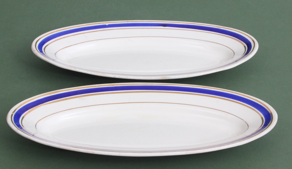 Две сервировочные тарелки