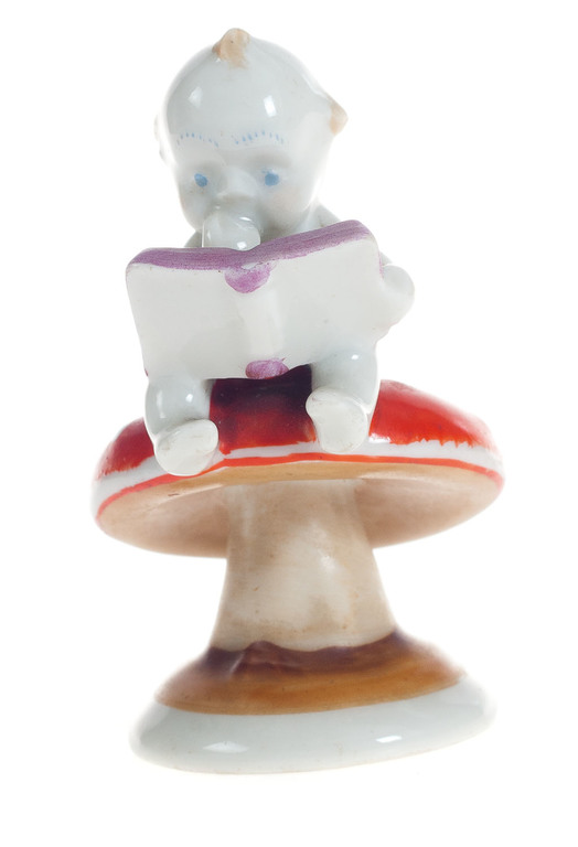 Фарфоровая фигура ''Ребенок по грибы