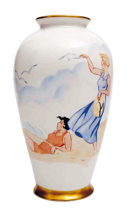 Фарфоровая ваза ''Женщины у морского побережья