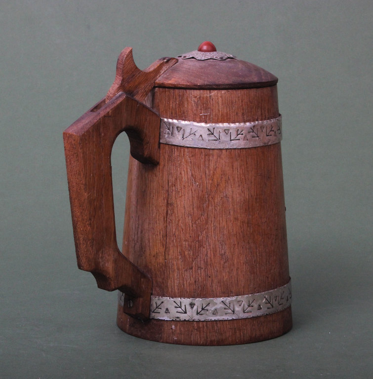 Деревянная пивная чашка с металлическими украшениями