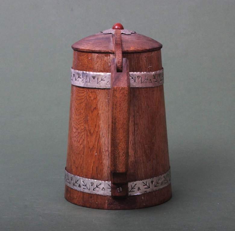 Деревянная пивная чашка с металлическими украшениями