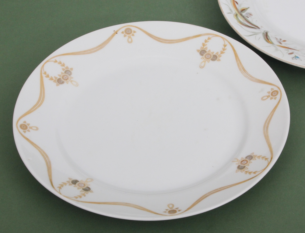 Porcelain plates (2 agb)