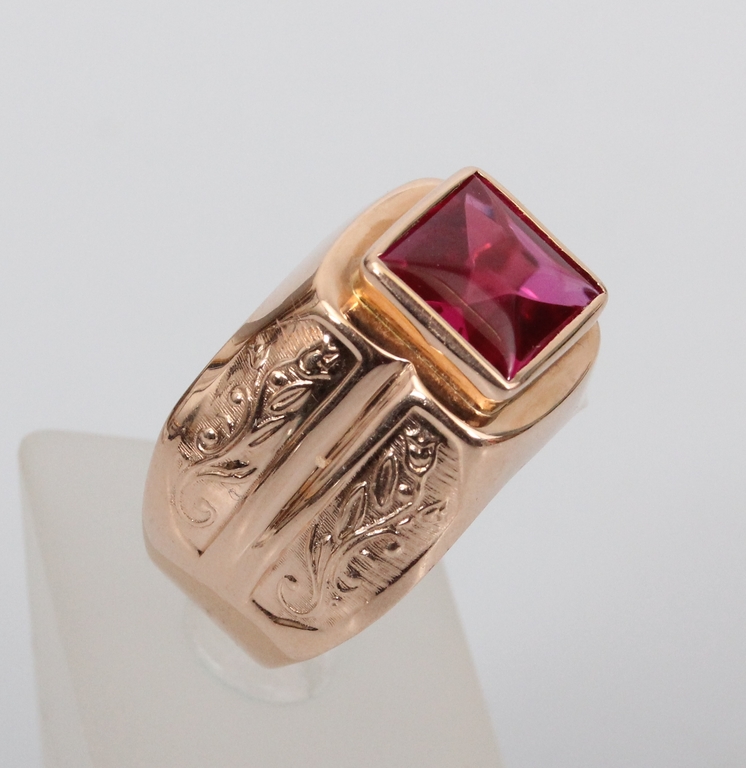 Gold ring with synthetic stone