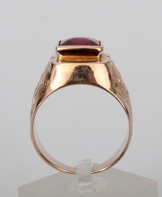 Gold ring with synthetic stone