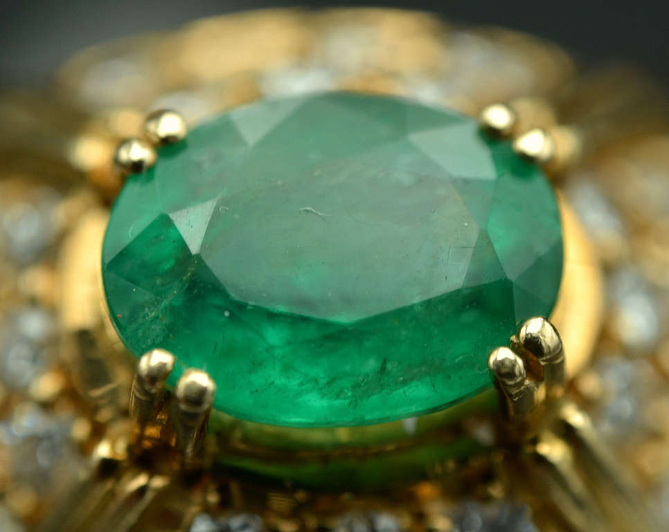 Yellow gold ring with 48 diamonds and 1 natural emerald