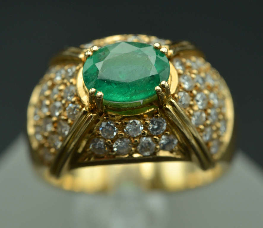 Dzeltenā zelta gredzens ar 48 briljantiem un 1 naturālu smaragdu