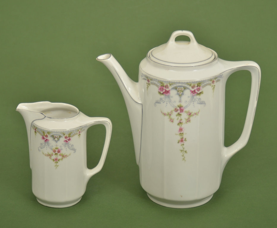 Porcelain coffee pot and creamer 