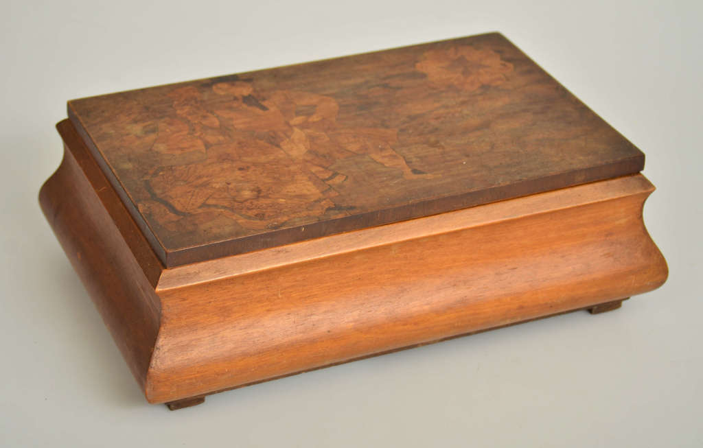 Wooden chest with marquetry