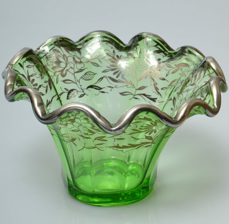 Zaļa stikla vāze ar sudraba apdari