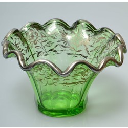 Zaļa stikla vāze ar sudraba apdari