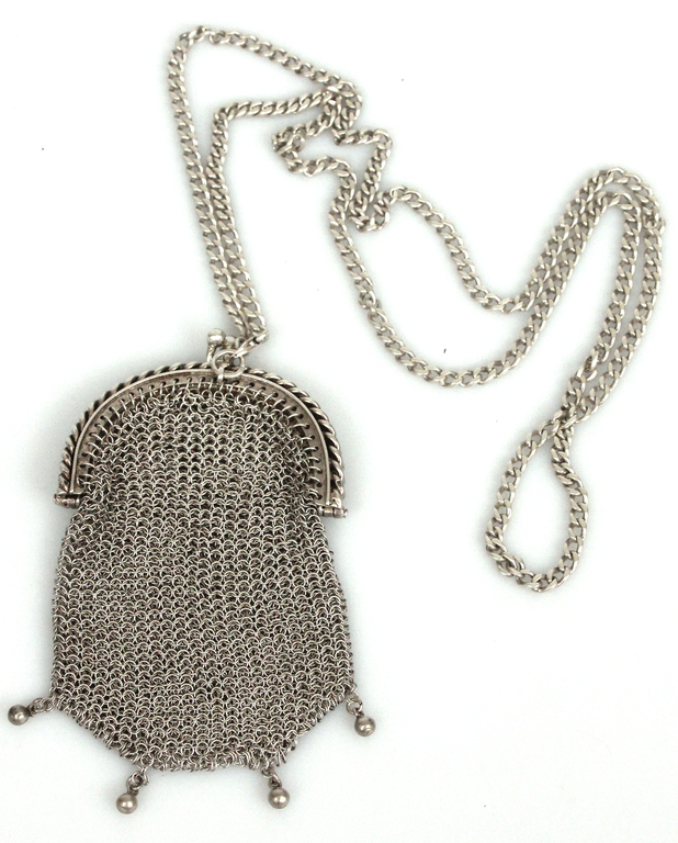 Серебряная сумка с цепочкой