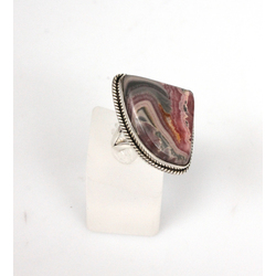 Sudraba gredzens ar krāsainu akmeni