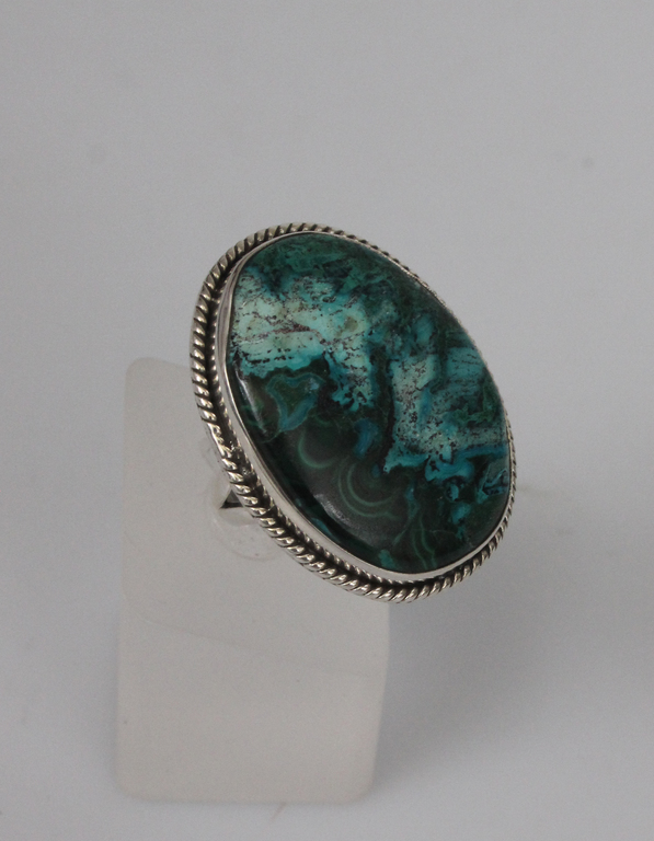 Sudraba gredzens ar krāsainu akmeni