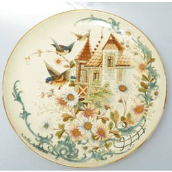 Dekoratīvs porcelāna šķīvis ar romantisku motīvu