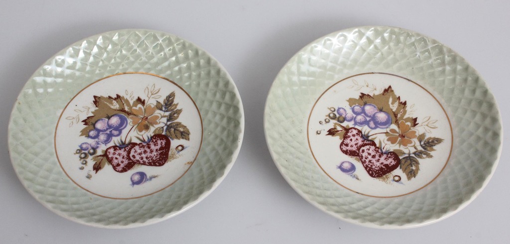 Porcelain plates 