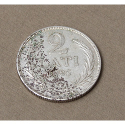 Серебряная монета 2 латов - 1925 год.
