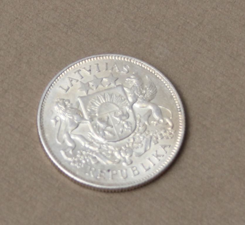 Серебряная  монета 2 латов - 1925 год.