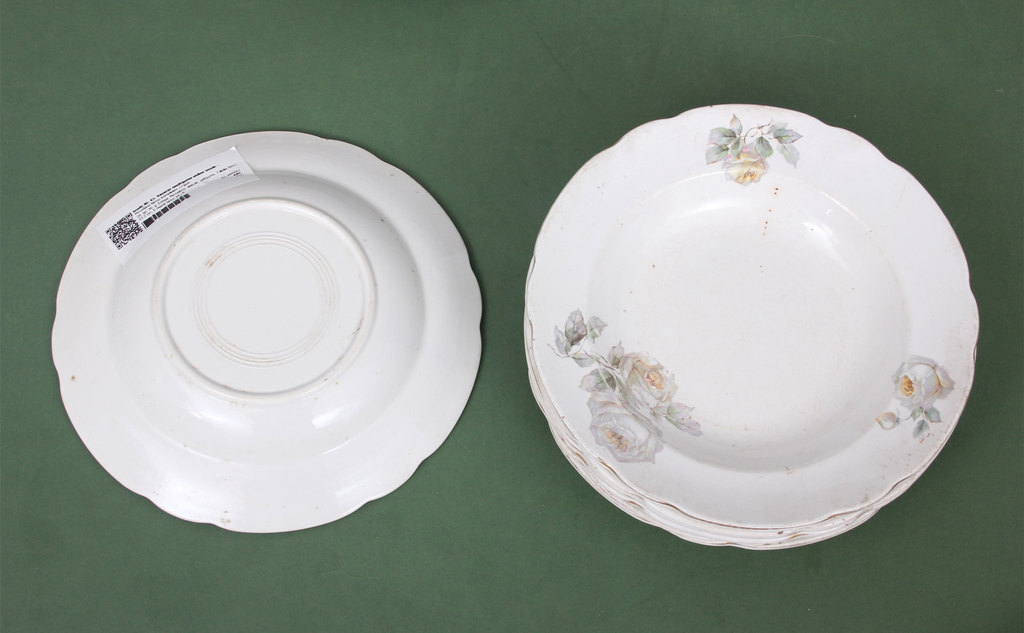 Set of 20 porcelain plates