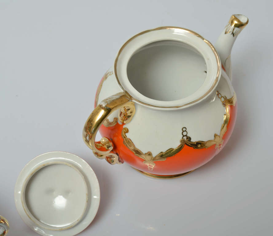 Baranovskas porcelāna servīze ar zeltījumu