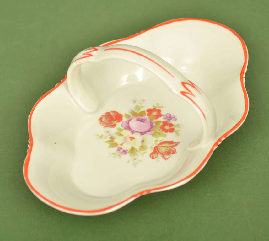 Serving dish with floral decoration