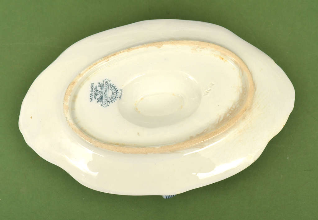 Porcelain tureen and sauce utensil