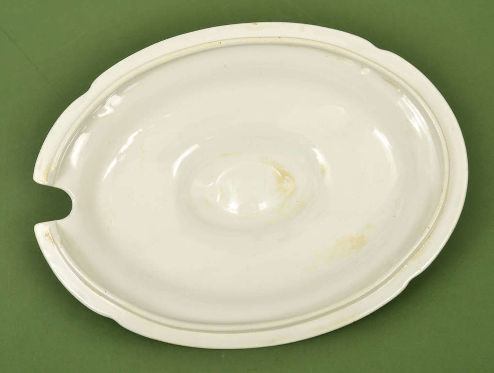 Porcelain tureen and sauce utensil