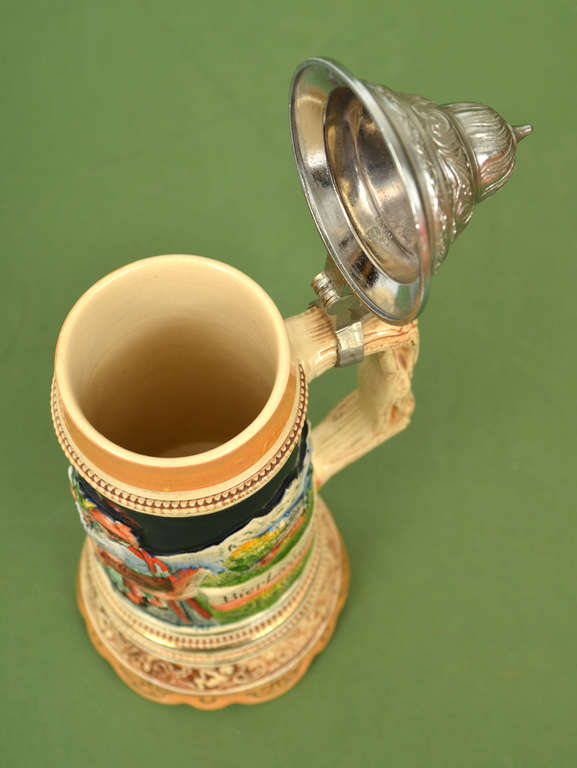 Ceramic beer mug with melody