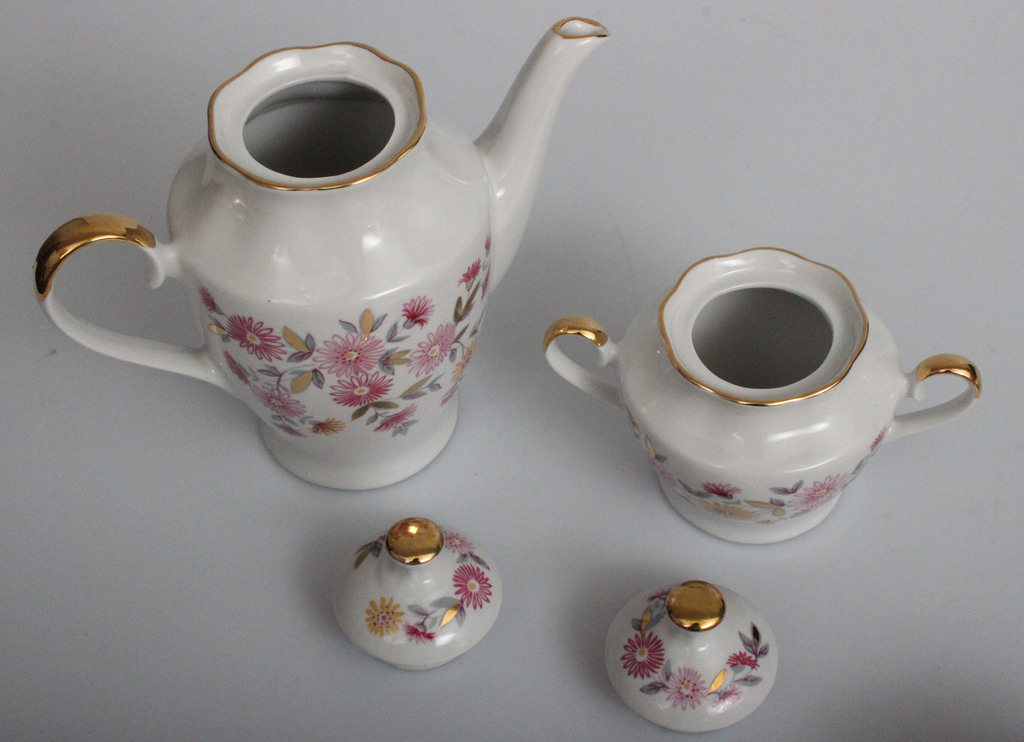 Incomplete porcelain tea/coffee service 