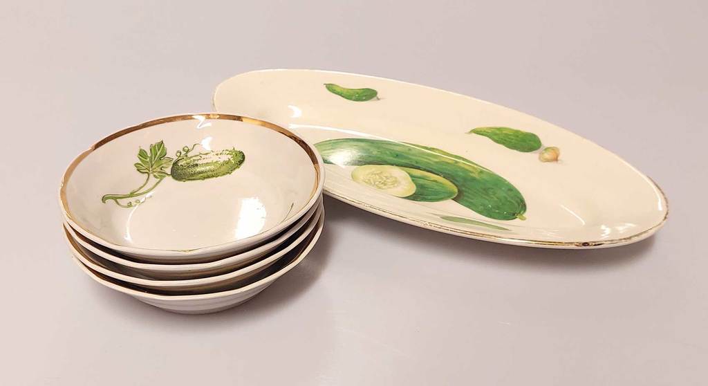 Набор фарфоровых декоративных тарелок Огурцы 1 большая 4 маленькие