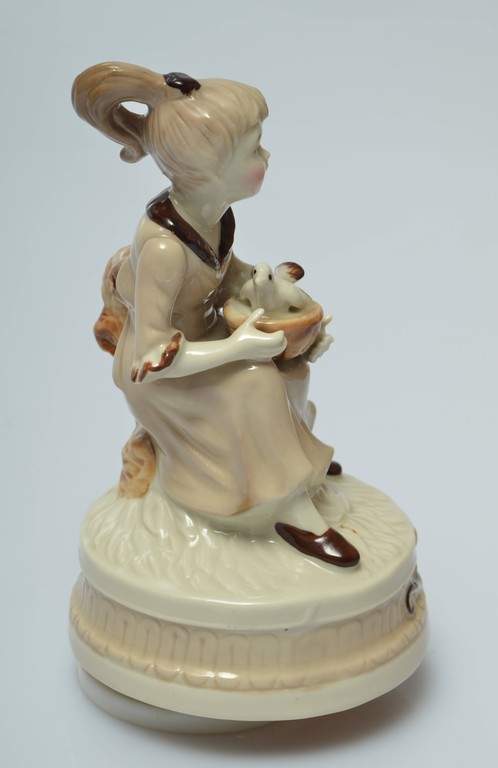 Musical porcelain figure 
