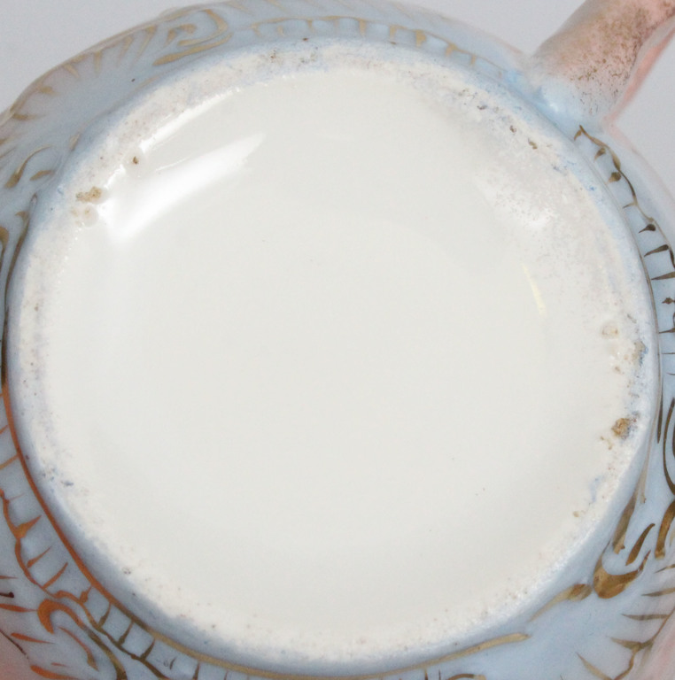 Apgleznota porcelāna tasīte ar apakštasīti ( Kuzņecovs?)