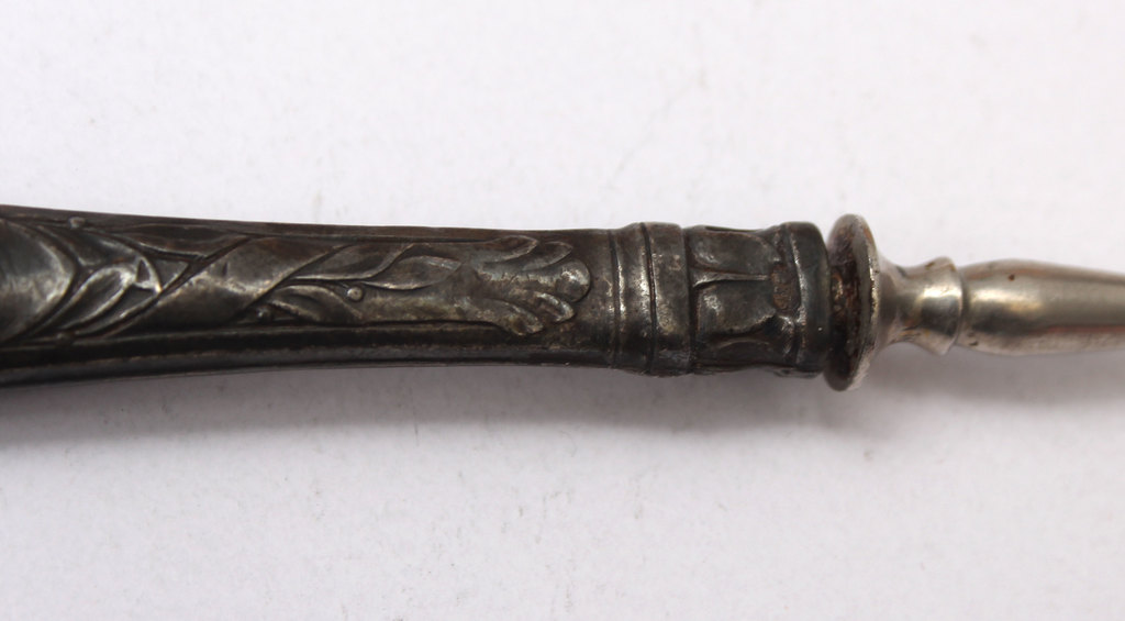 Металлическая вилка с серебряной ручкой