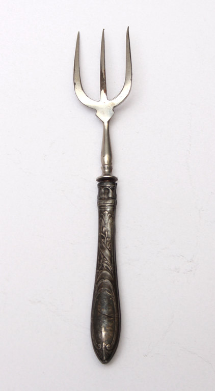 Металлическая вилка с серебряной ручкой