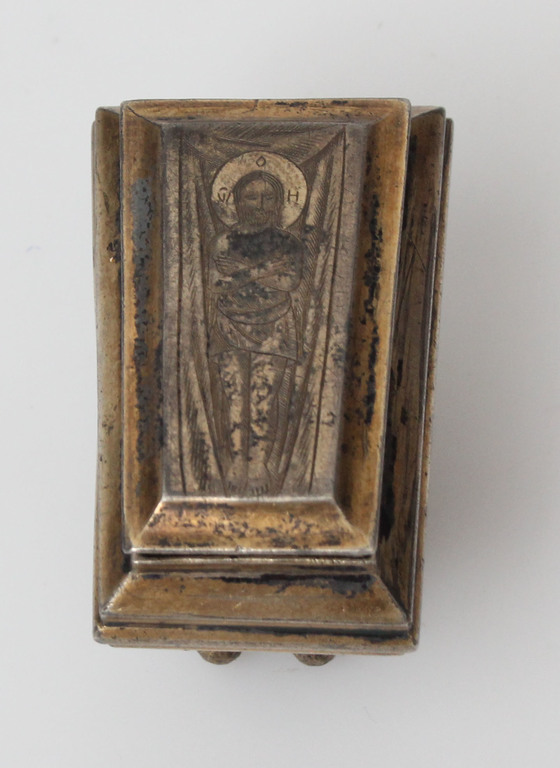 Миниатюрный серебряный саркофаг.
