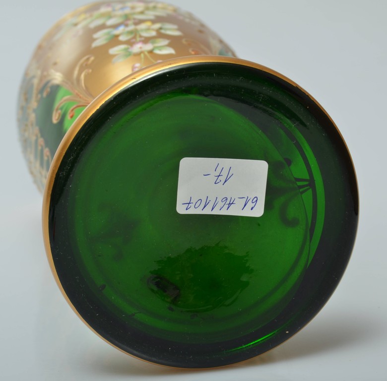 Zaļa stikla vāze ar zeltījumu